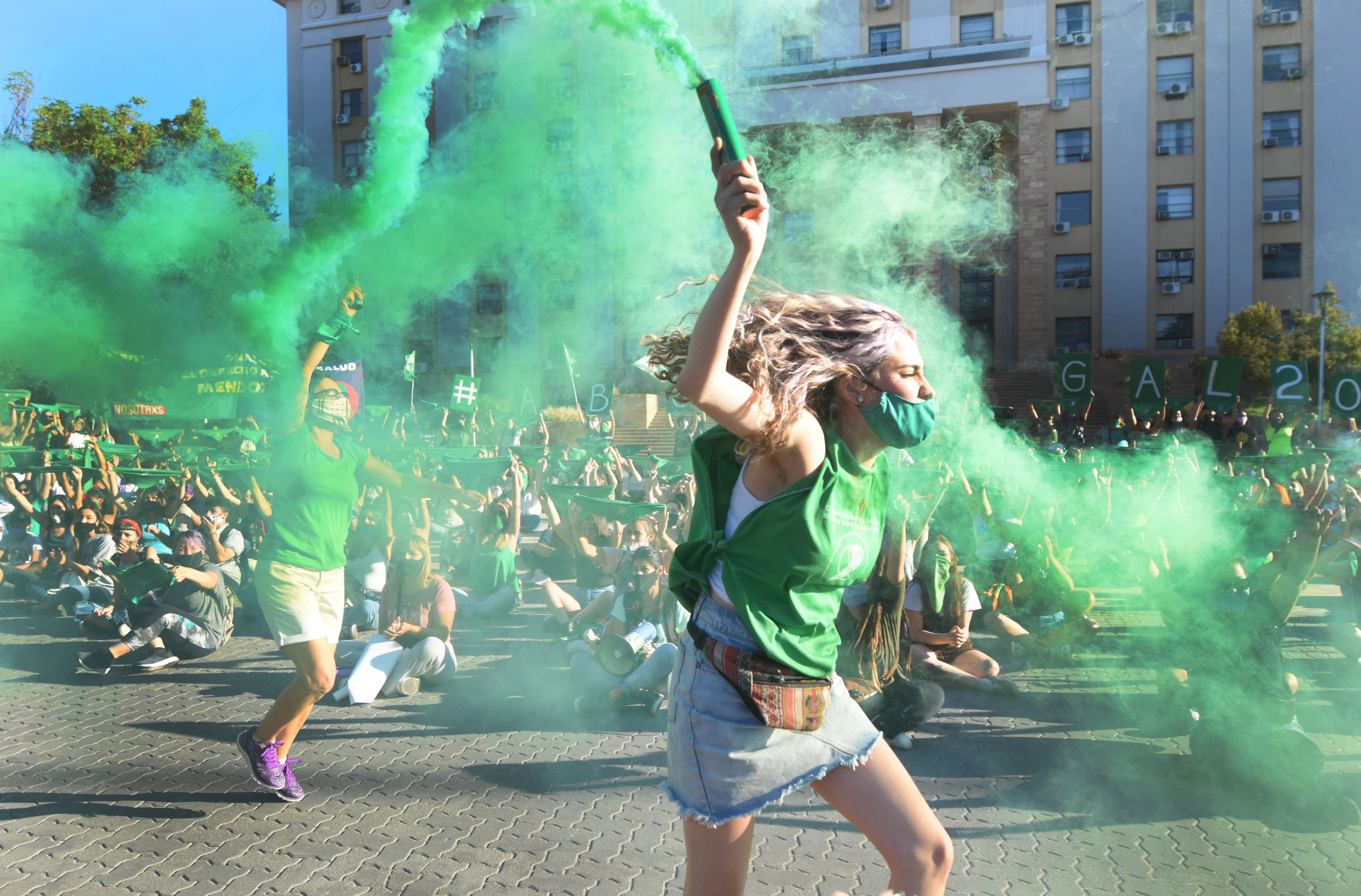 Mujeres de Mendoza se manifestaron en apoyo a la ley de despenalización del aborto.