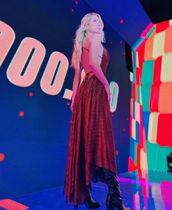 Nicole Neumann usó un vestido rojo largo hasta el piso