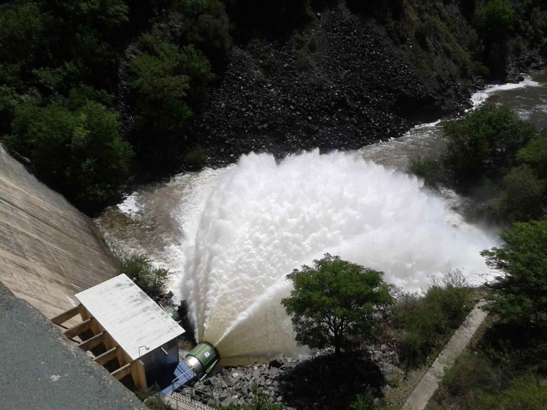 LA COLA DE LA NOVIA. Debido al importante caudal de agua que ingresó al lago San Roque, en virtud de las lluvias registradas en los ríos que conforman su cuenca, la secretaría de Recursos Hídricos determinó abrir la válvula 1 del Dique San Roque en 