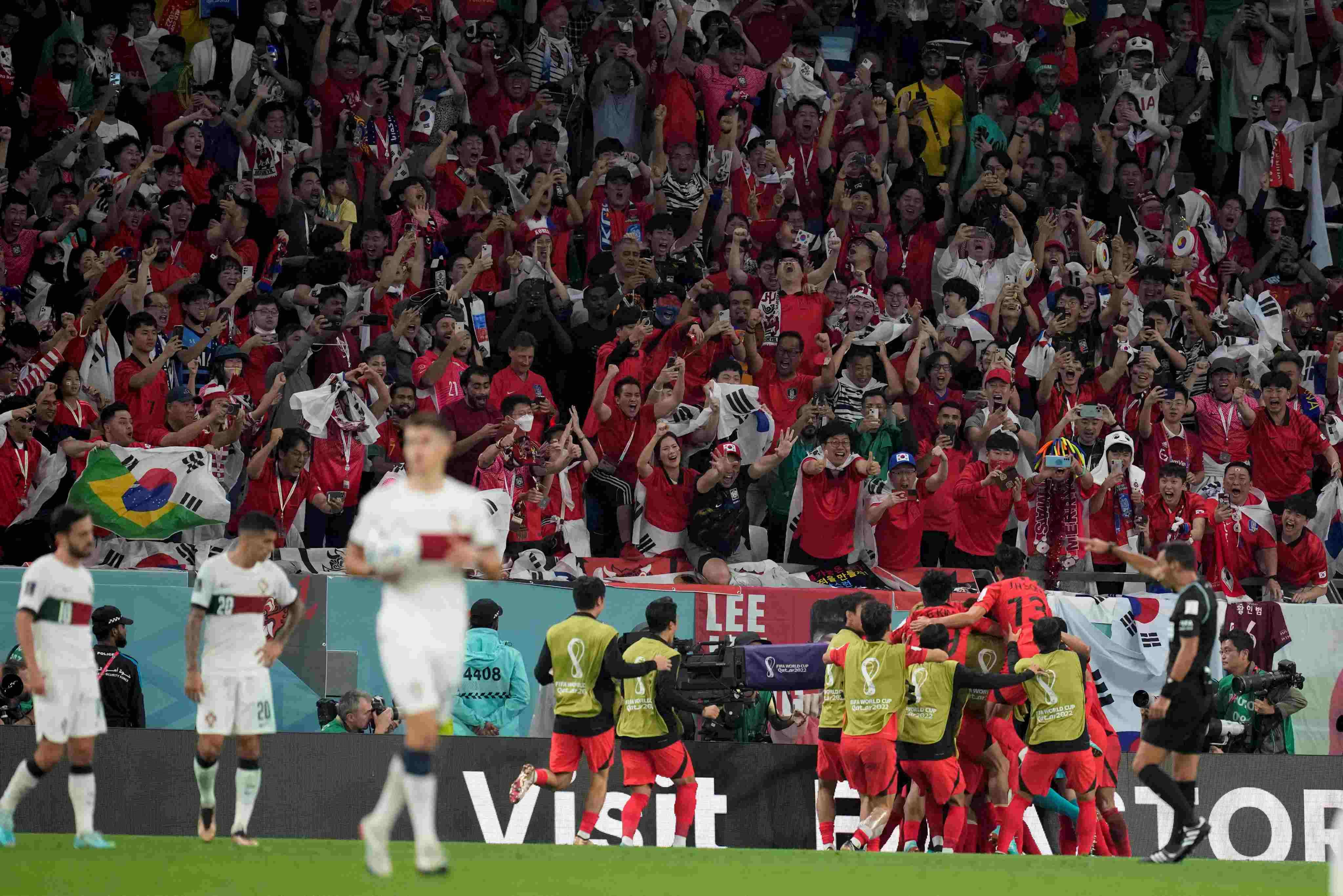 El festejo de los jugadores coreanos tras el gol de Hwang Hee-chan, en tiempo adicional, ante Portugal. (AP)