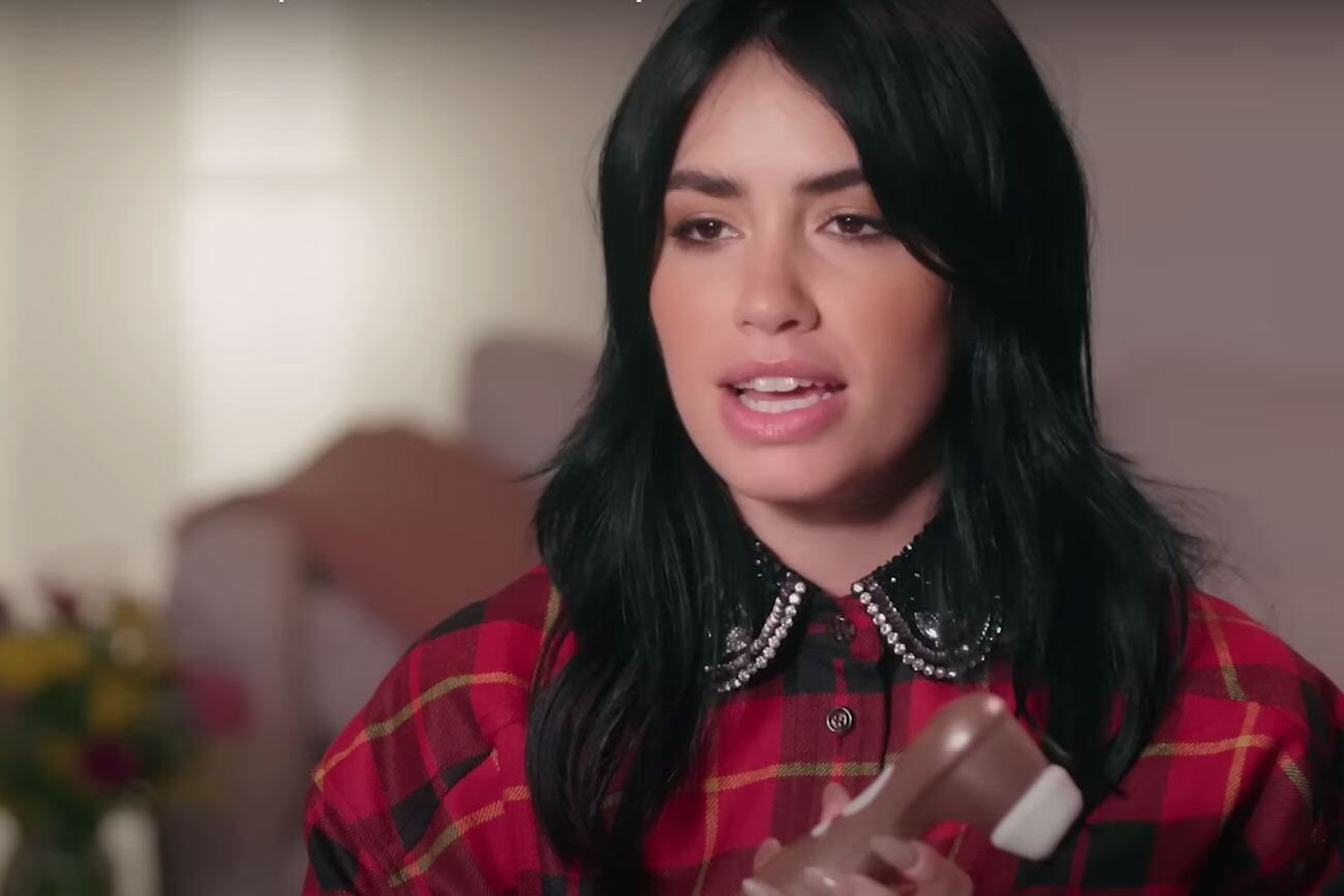 Lali Espósito mostró qué lleva en su bolso en entrevista con Vogue: un vibrador fue lo primero que sacó. (Captura Vogue)