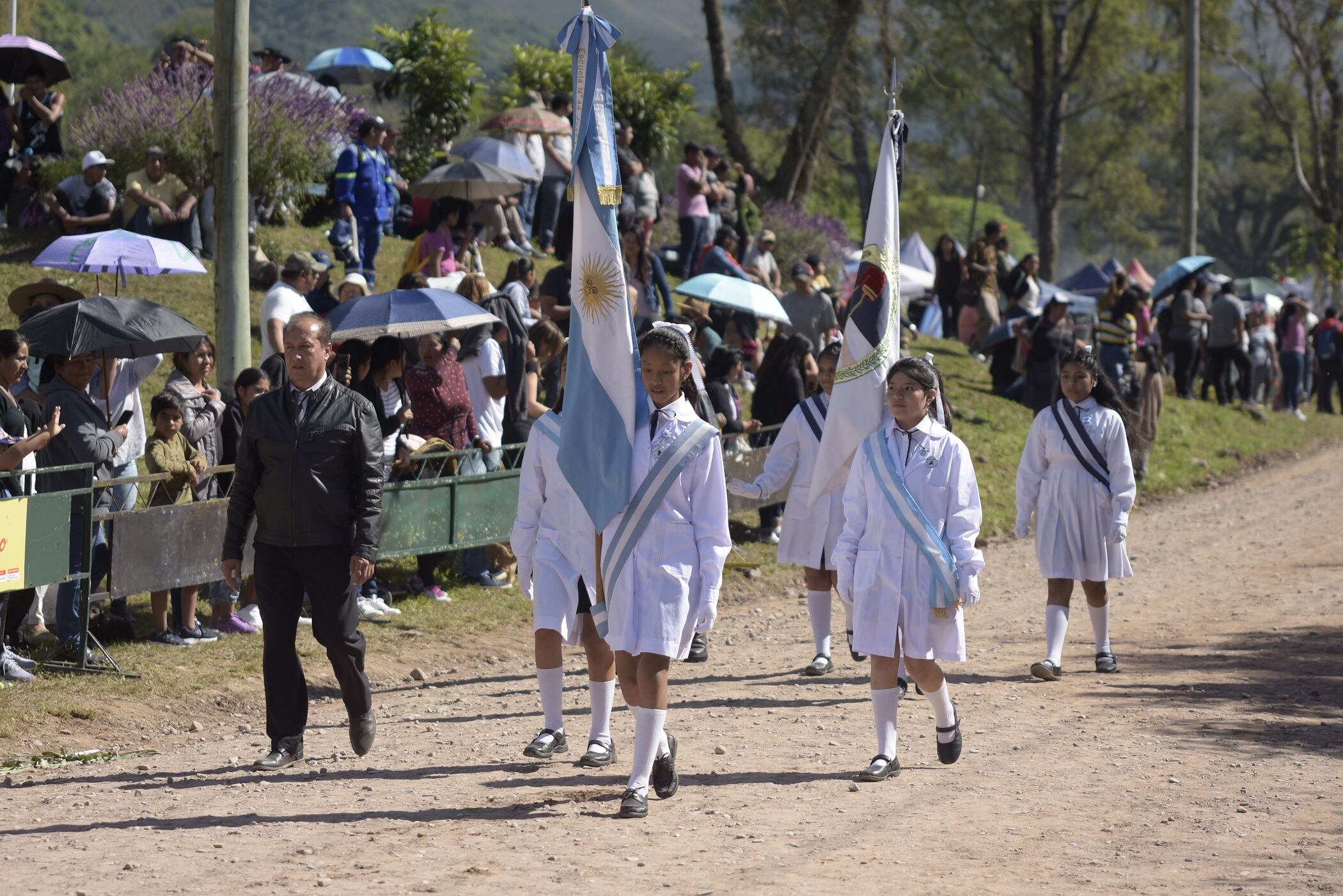 Abanderados y escoltas de escuelas de la zona hicieron su paso ante el público congregado en León el pasado sábado.