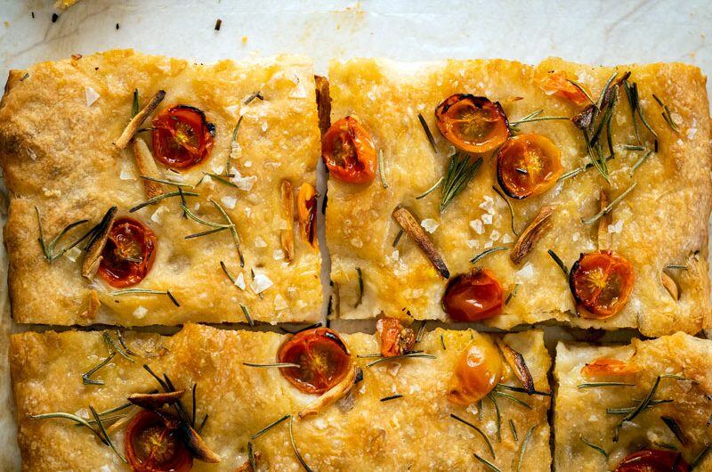 Focaccia, un pan saborizado con sal, romero y oliva.