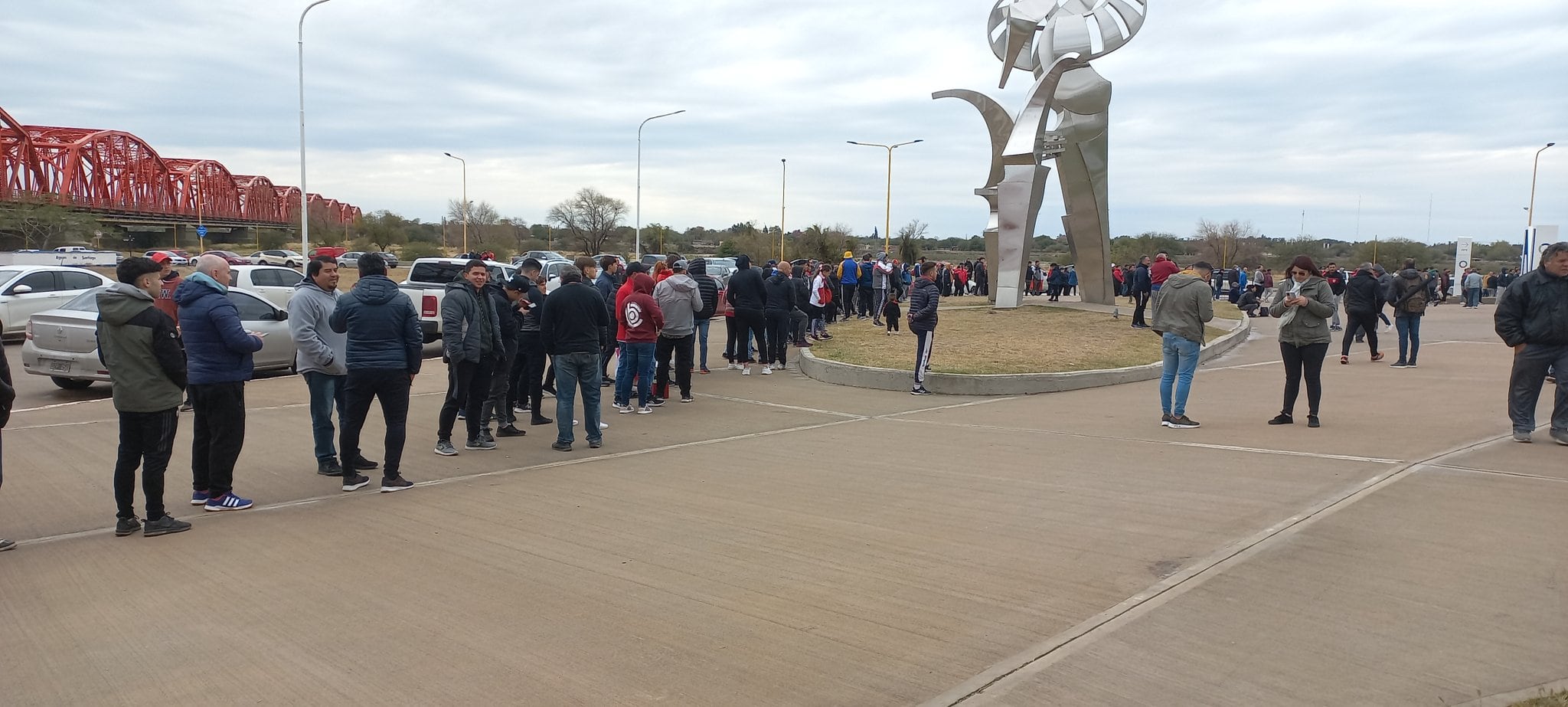 Fila para sacar las entradas como "hinchada neutral".