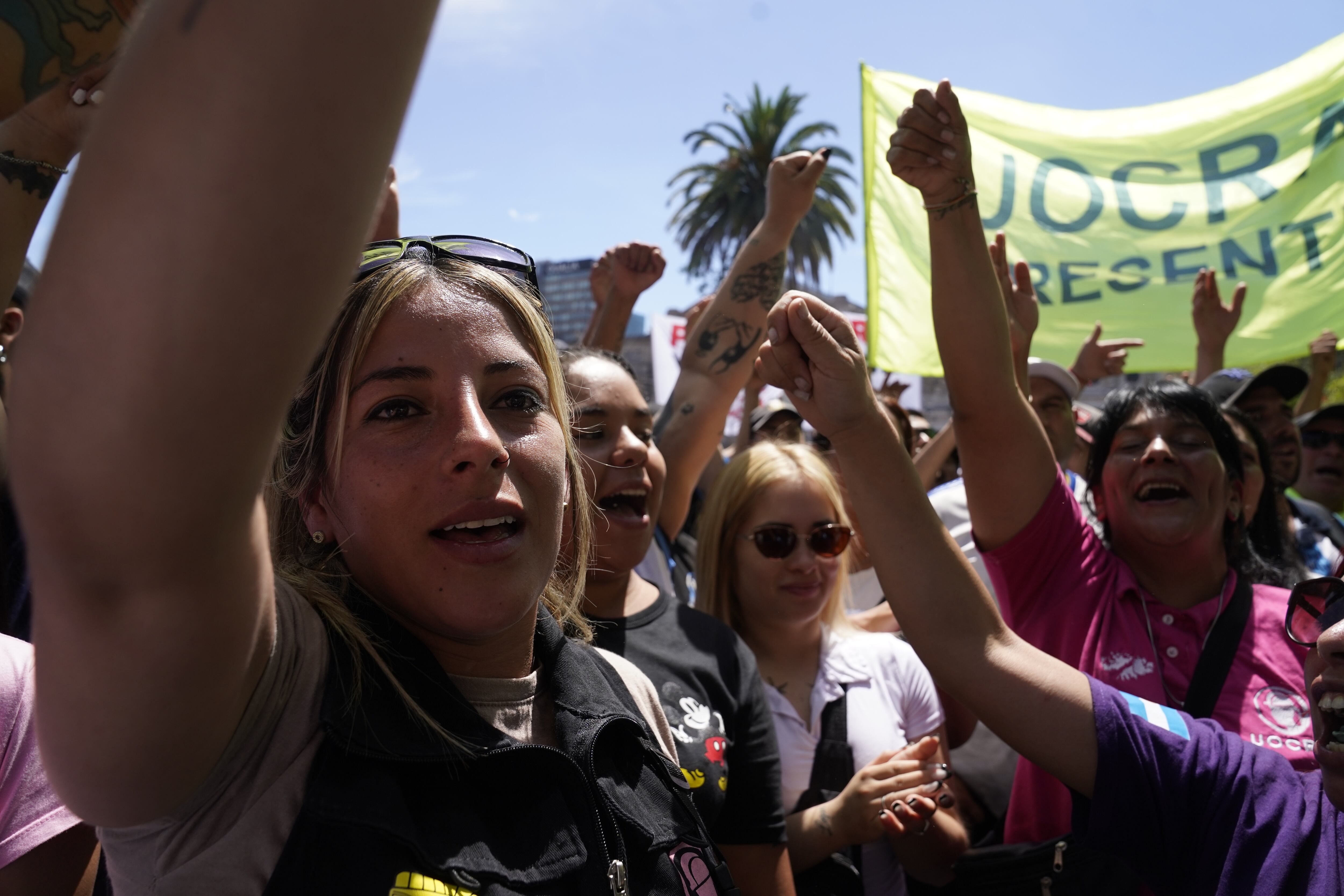 Piqueteros marchan este miércoles contra el DNU del Gobierno de Milei.