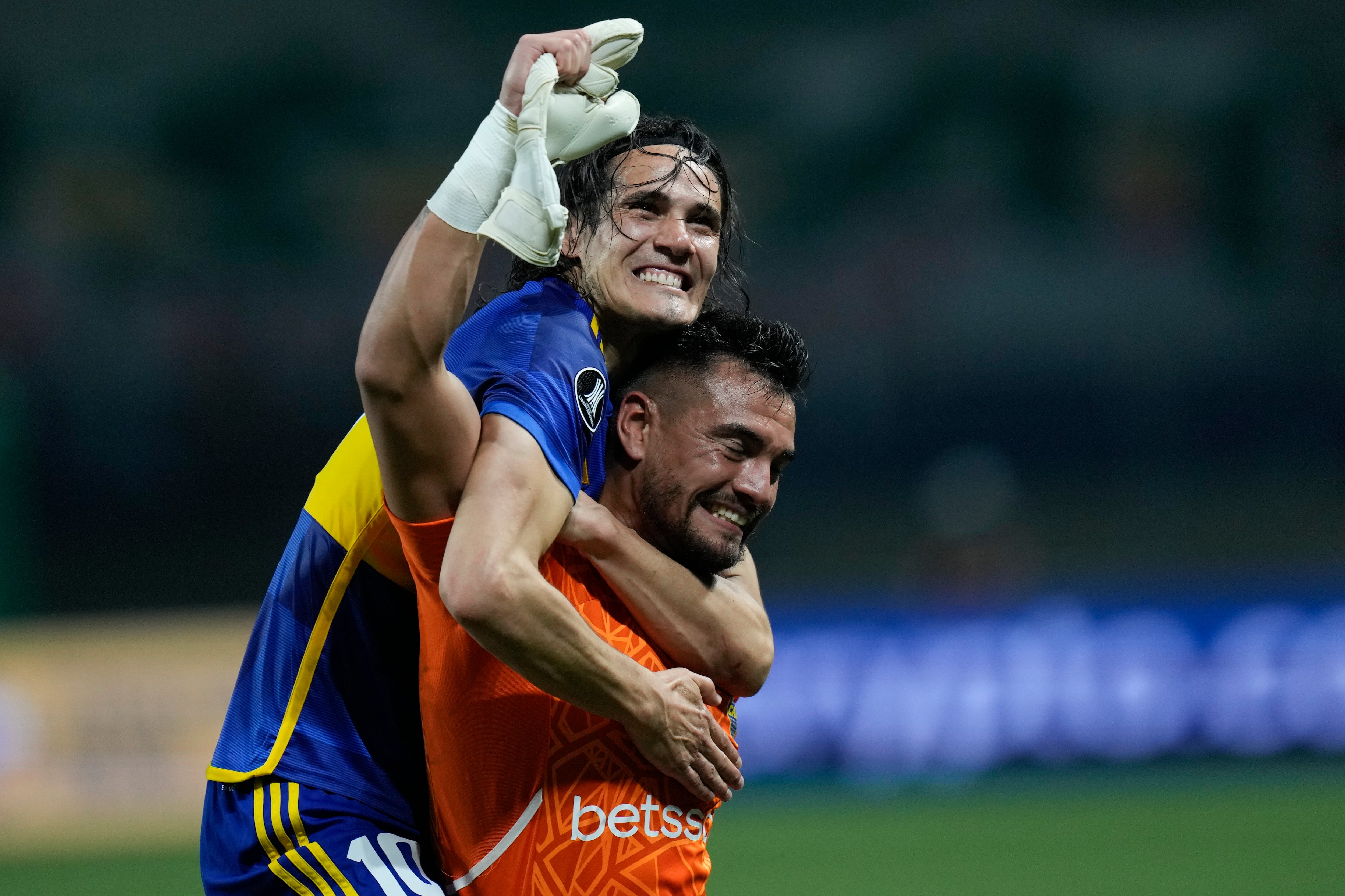 El uruguayo Edinson Cavani salta a las espaldas del arquero Sergio Romero, de Boca Juniors, en la tanda de penales ante Palmeiras, para definir la semifinal de la Copa Libertadores el jueves 5 de octubre de 2023, en Sao Paulo (AP Foto/Andre Penner)