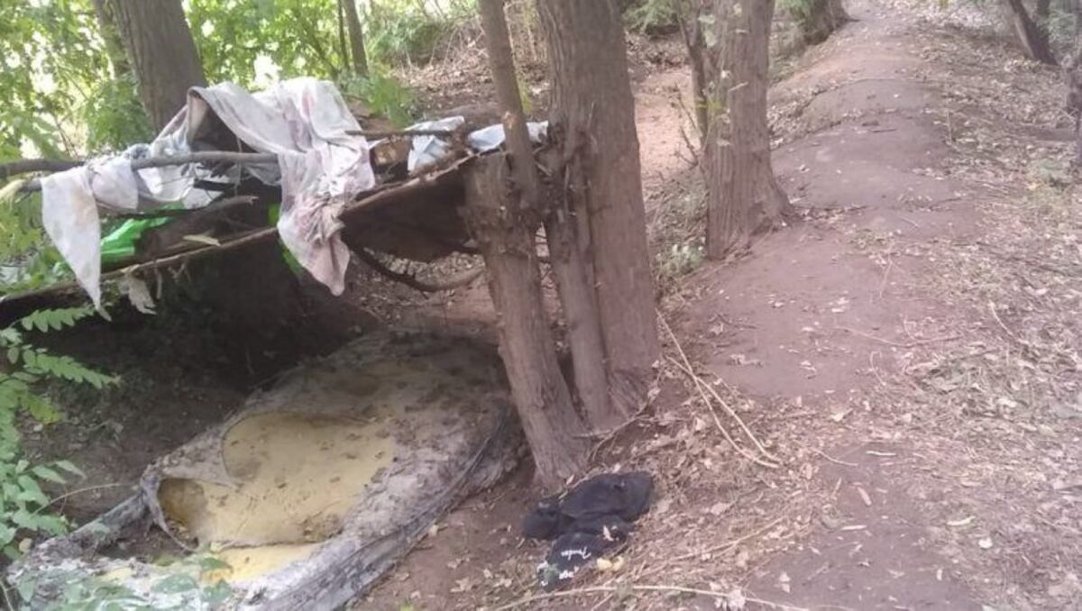 El drama de una mujer de Neuquén que perdió su casa y ahora vive dentro de un pozo con sus hijos