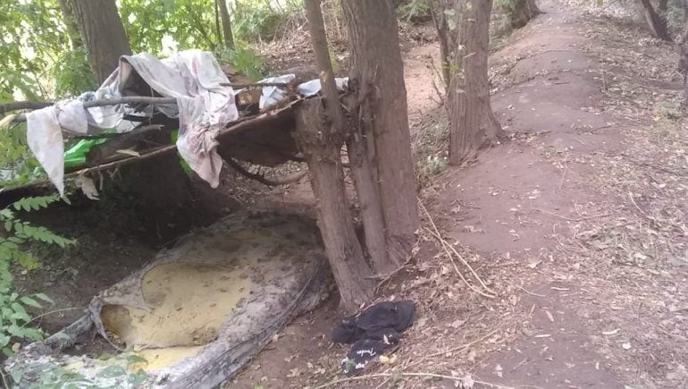 La mujer vive en un pozo con sus dos hijos luego de que vendieran su casa sin su consentimiento.