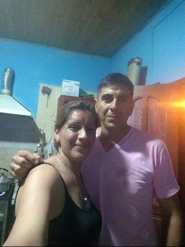 Claudia junto a su hermano mayor. Fue su sueño con el que la impulsó a buscar su identidad.