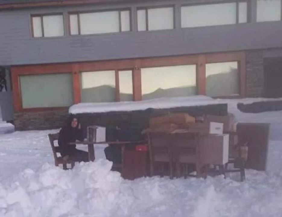 Una familia de Neuquén fue desalojada y quedó viviendo en la calle, frente a su antigua cabaña.