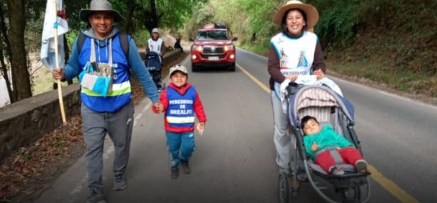 Una familia caminó por cuatro días para agradecer el milagro de la Virgen que les cambió la vida