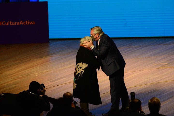 Alberto Fernández abrazó a Liliana Herrero, esposa del fallecido Horacio González