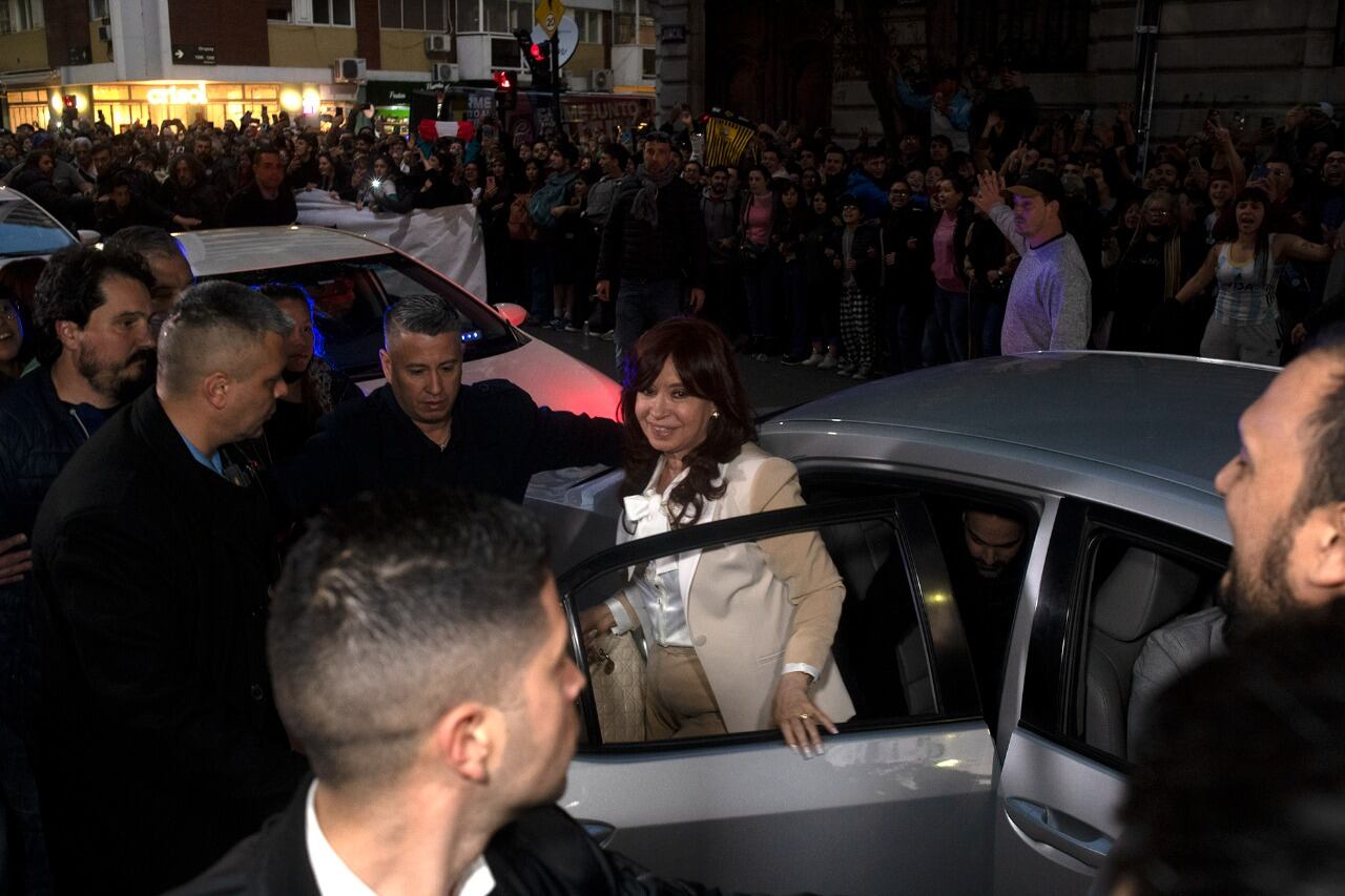 Al bajar del auto, Cristina aprovechó para saludar a la multitud que la esperaba en Recoleta.