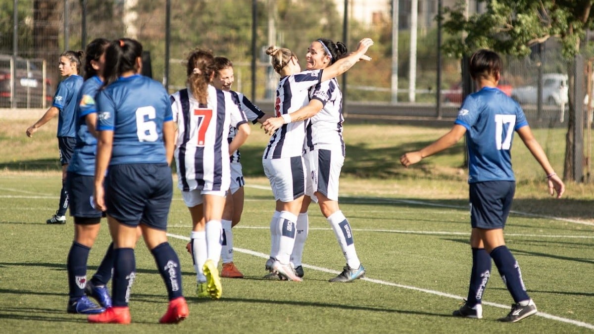 Florencia Pianello (9) festeja uno de sus goles junto a sus compañeras.