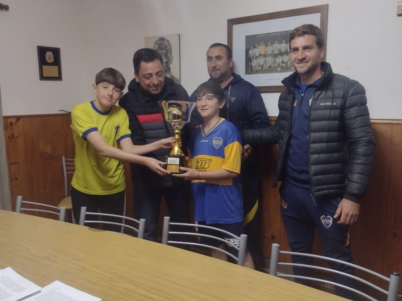 Entrega de copas a los campeones de las cinco categorías de las Divisiones Menores de Fútbol