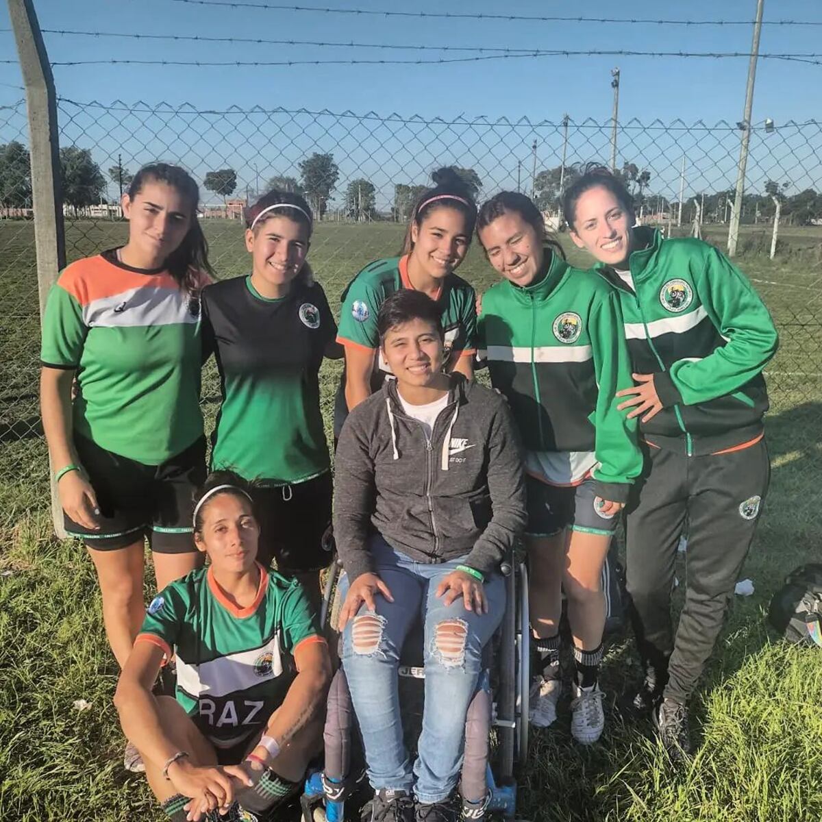 Tras accidentarse, una joven futbolista de La Plata pide ayuda para volver a caminar
