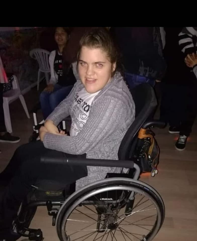 Su familia busca ayuda para afrontar su rehabilitación.