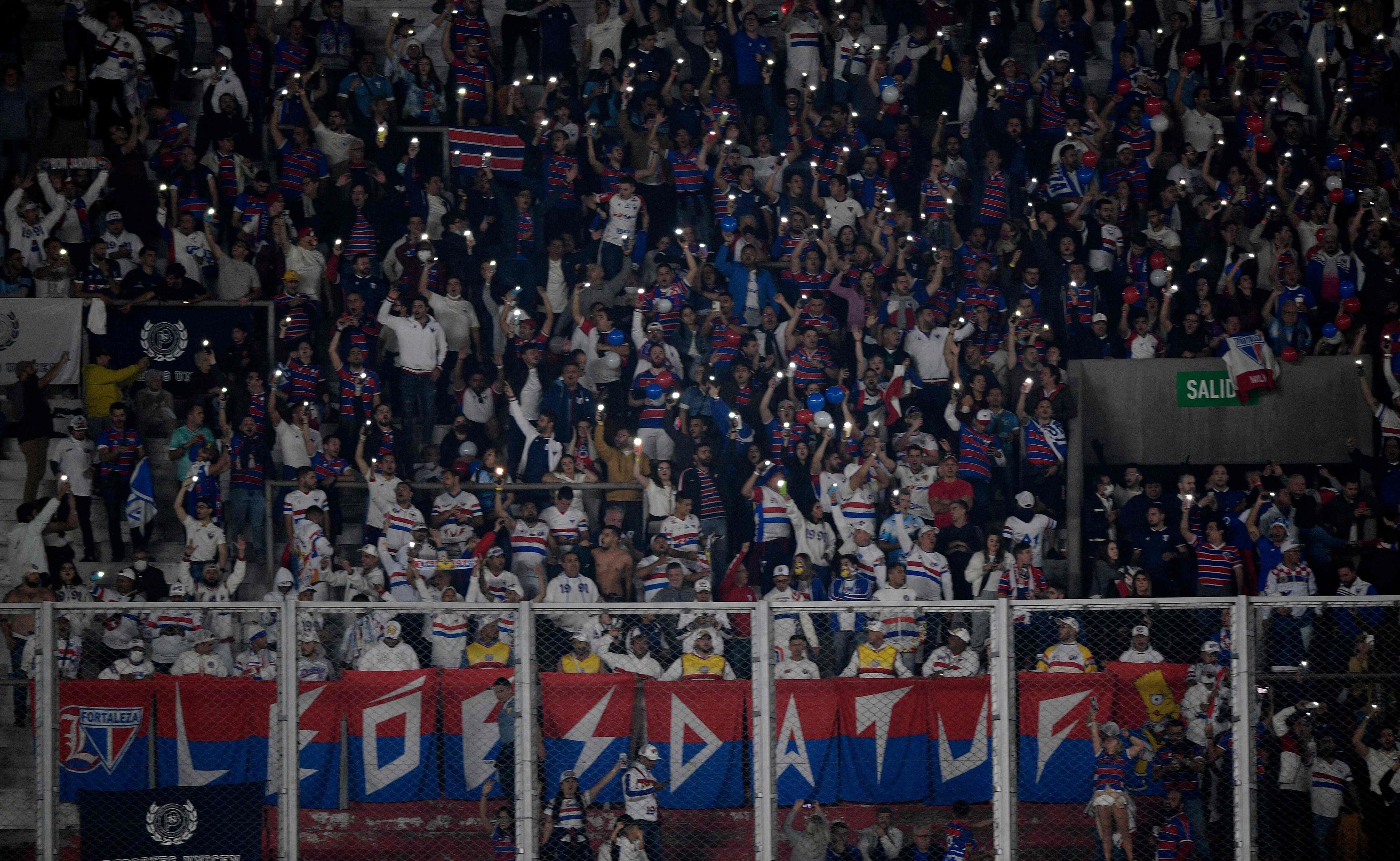 Así fue el aliento de los hinchas del Fortaleza en el estadio Monumental