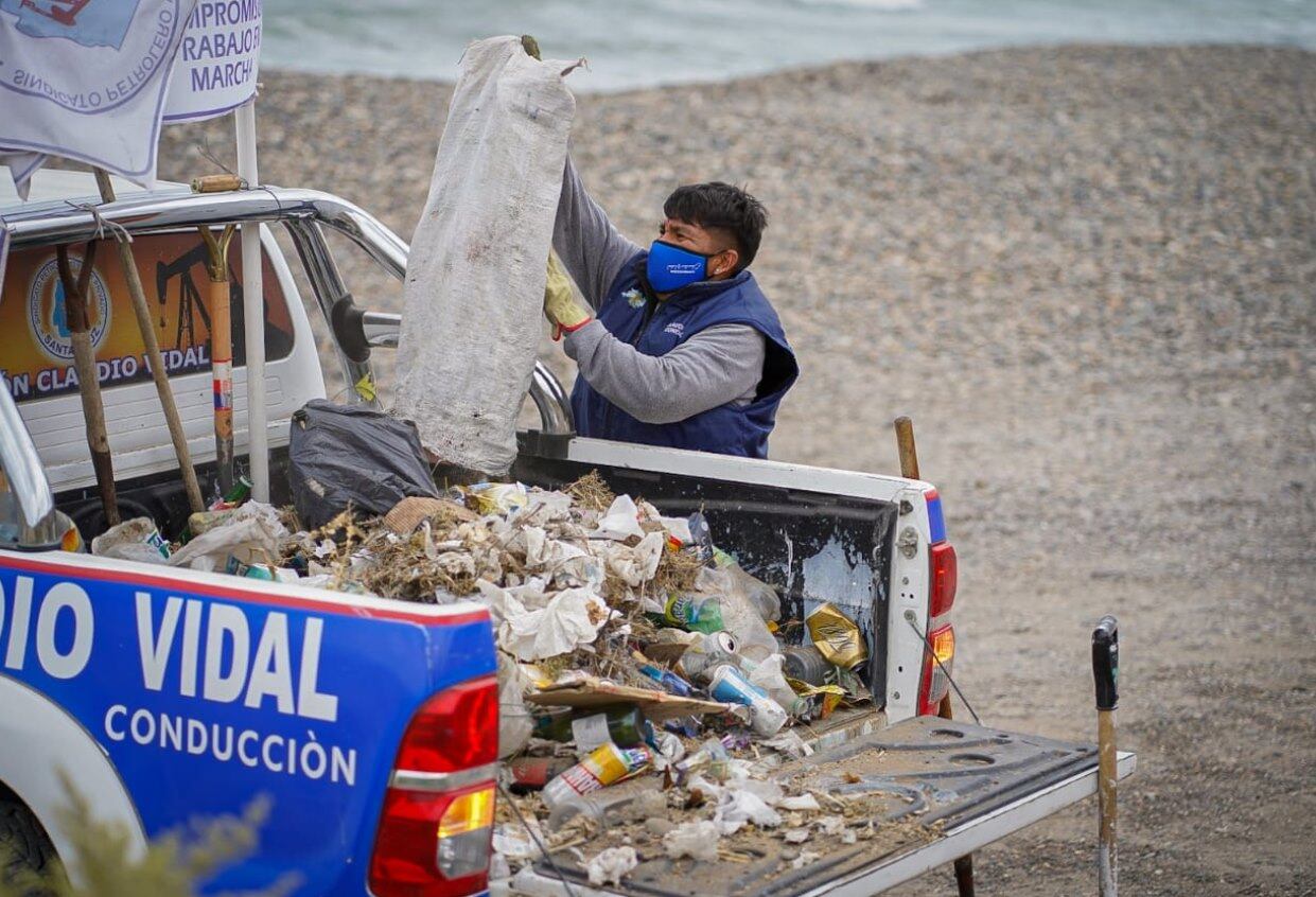 El sindicato de petroleros privado efectuó limpieza y mejora en el acceso a la popular playa