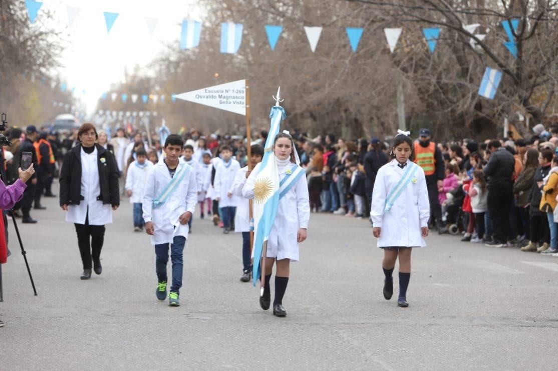 Se realizó el acto y desfile por el Día de la Bandera en San Rafael.