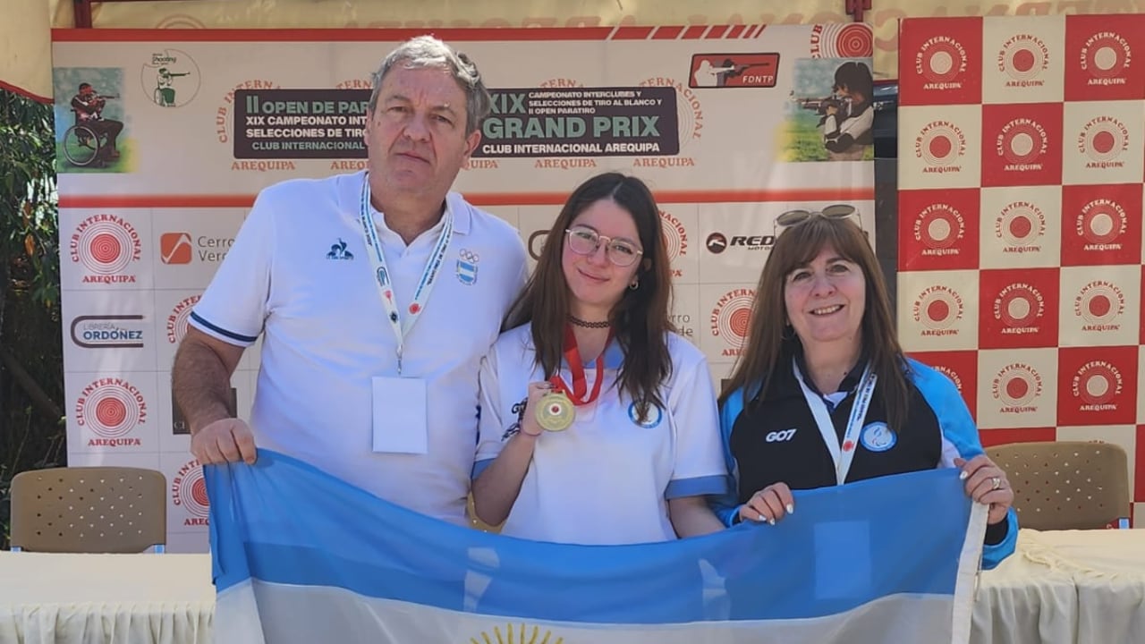 Laura junto a su entrenador y su mamá.