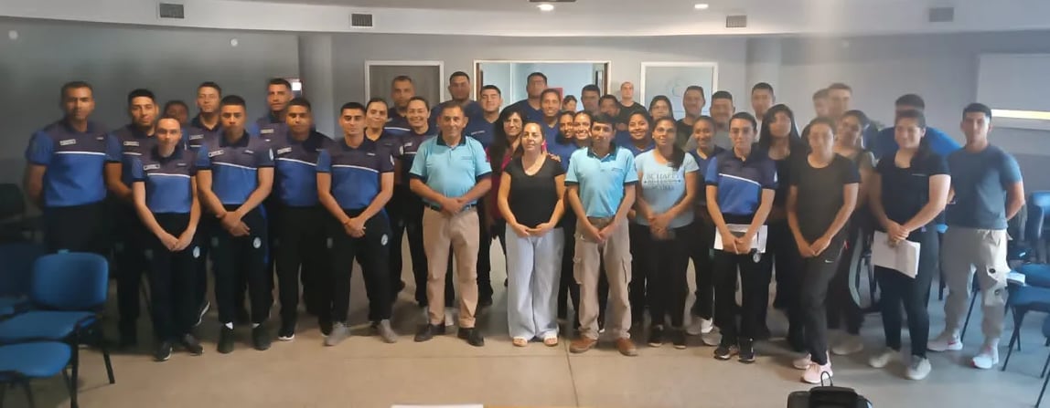 La primera promoción de Operadores Policiales en el Abordaje y Gestión de Conflictos de la Provincia de Catamarca, con el equipo jujeño.