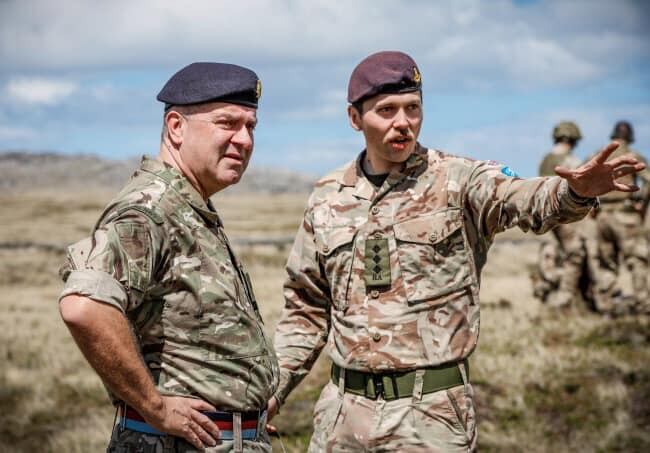 El Capitán Lyam Todd, explica la maniobra al nuevo Comandante de las Fuerzas Británicas para el Atlántico Sur, Comodoro Jonathan Lett.