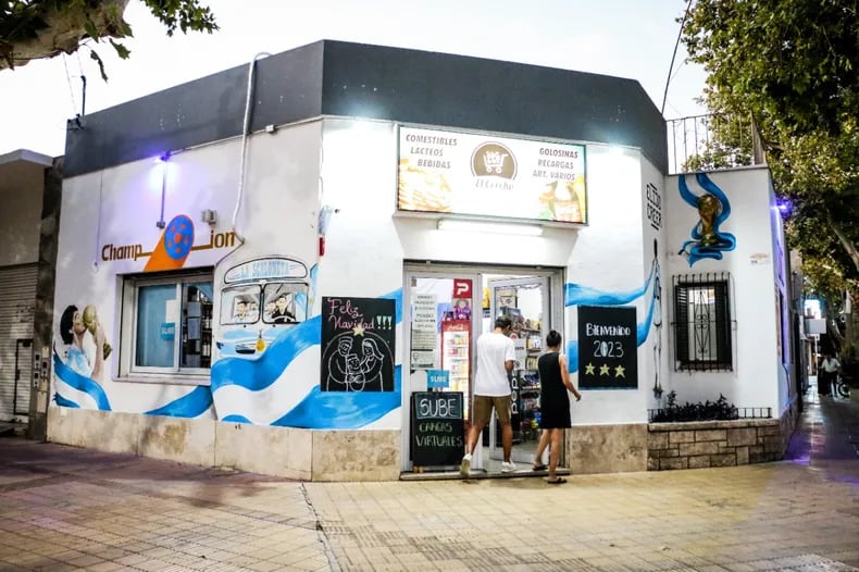 Este es el mural que Jorge "Corcho" Otarola hizo pintar en su kiosco.