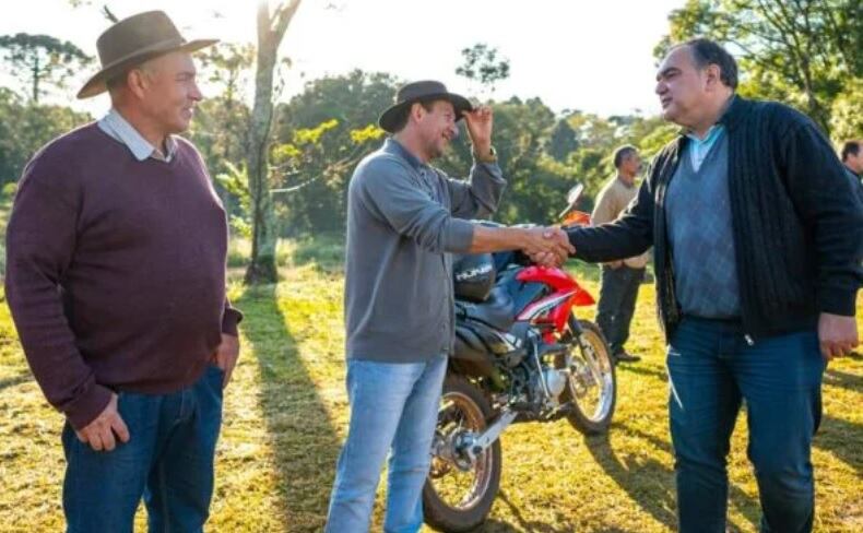 Reunión entre autoridades del IFAI y productores en Bernardo de Irigoyen.