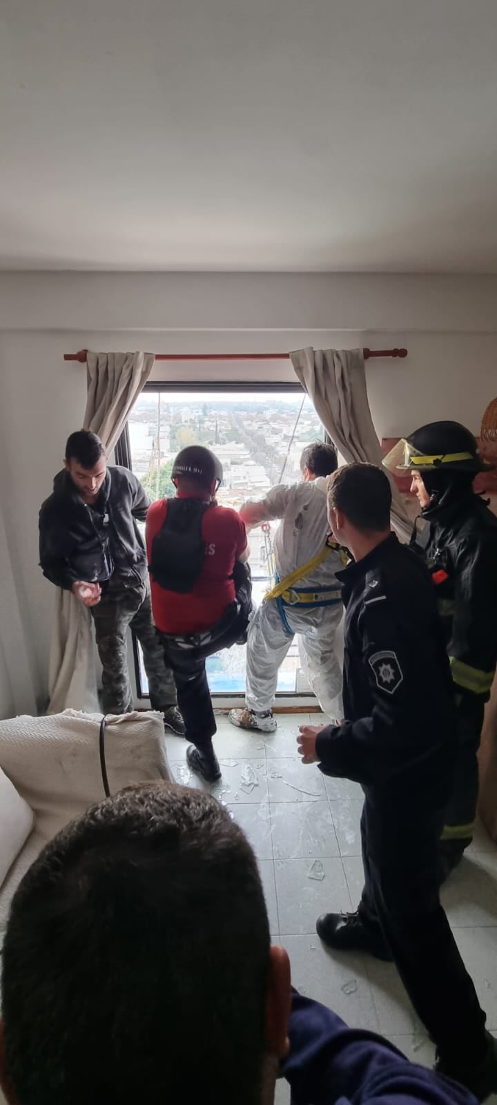 Bomberos de Rafaela realizando el operativo de rescate