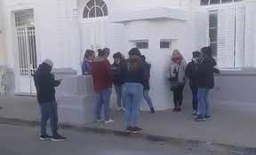 Familiares de Daiana, en la puerta de la comisaría.