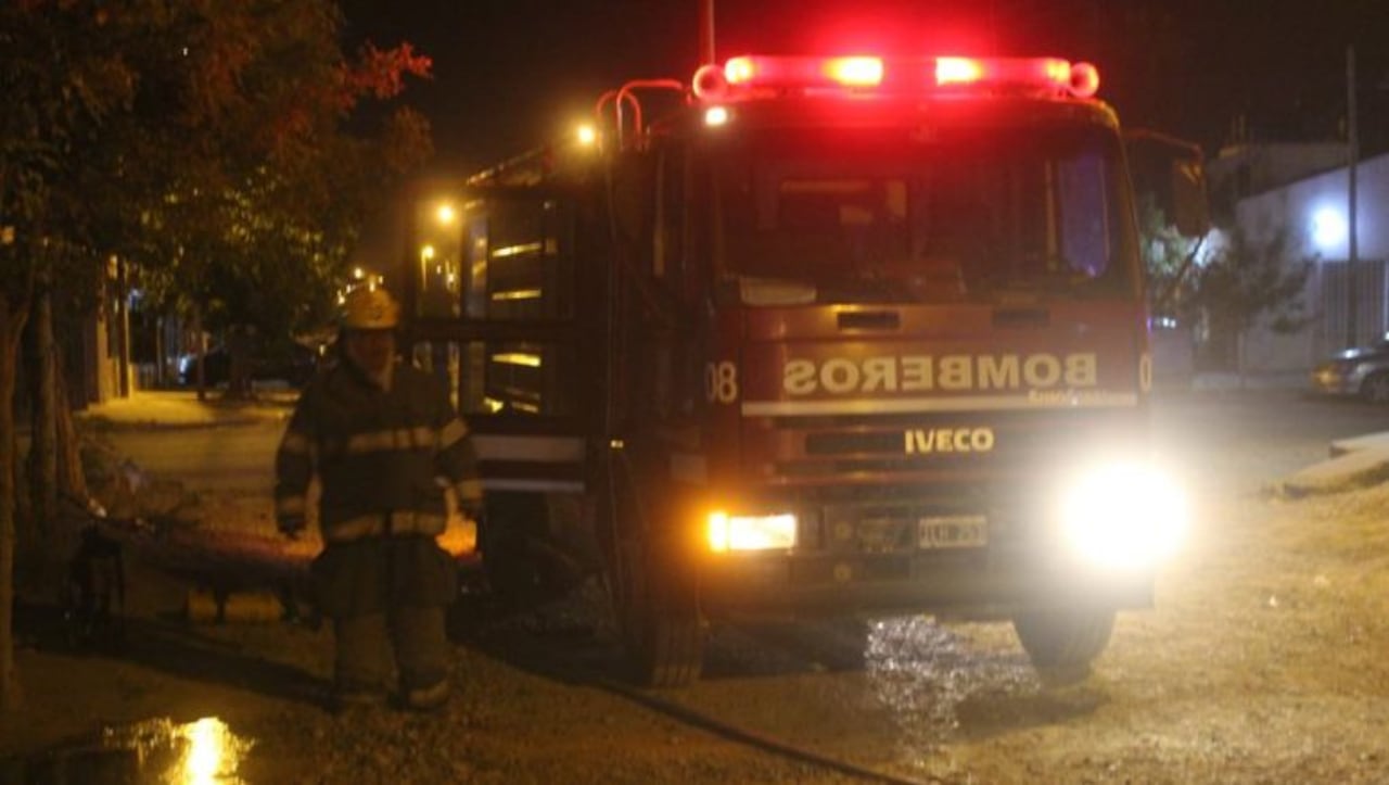 El hombre fue trasladado al hospital debido a que inhaló una gran cantidad de humo.