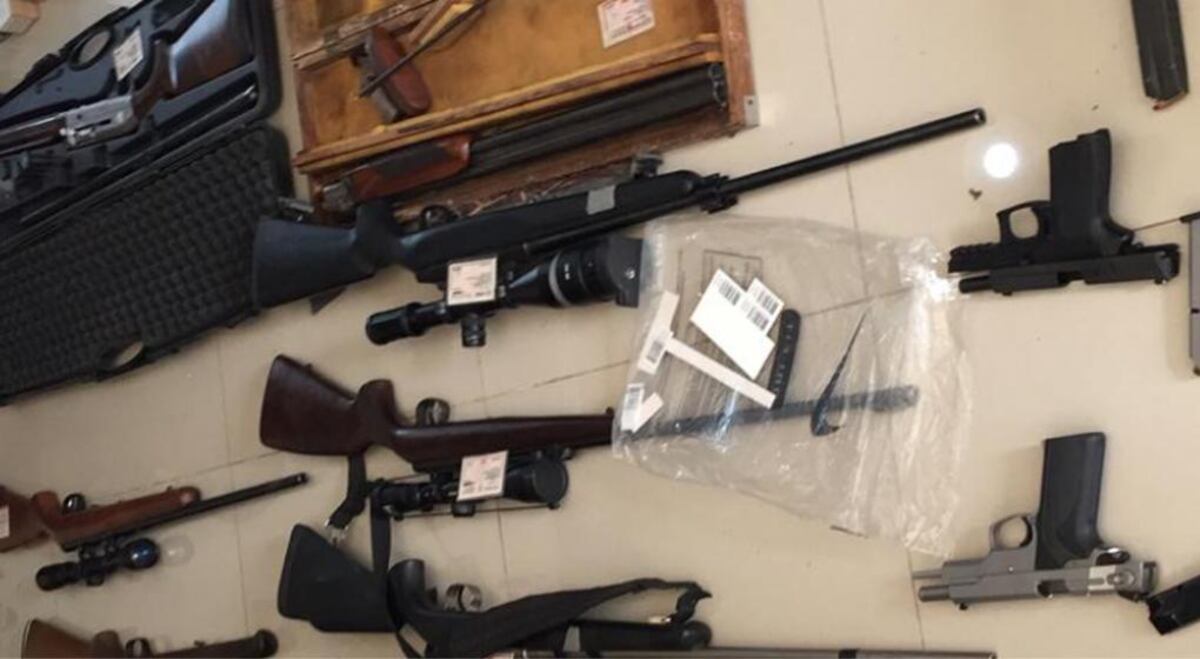 Causa Apross: allanamientos, armas con mira telescópica y carnets falsos