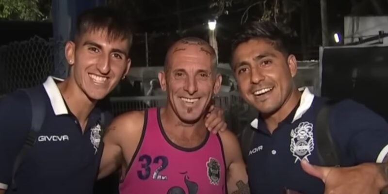 Lescano y Tarragona con el hincha de Gimnasia que se tatuó sus nombres al ganar el clásico contra Estudiantes.