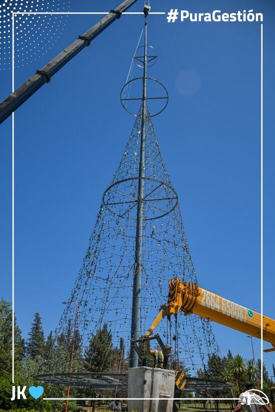 Árbol de navidad de 35 metros. Juana Koslay