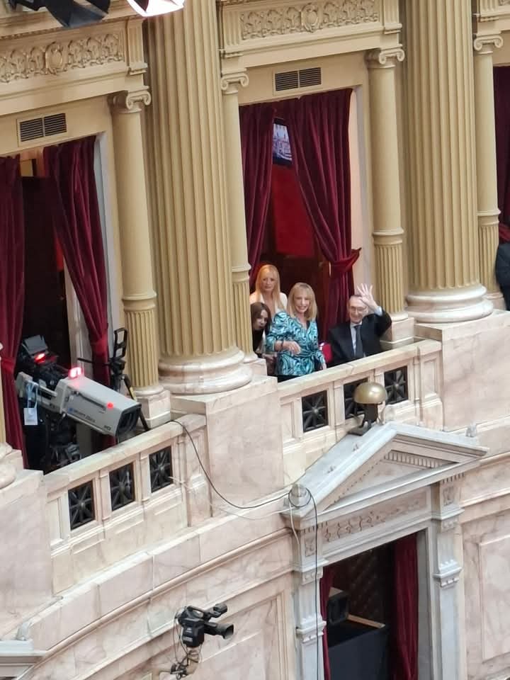 Yuyito González estuvo en la apertura de la Asamblea Legislativa acompañada por los padres de Javier Milei