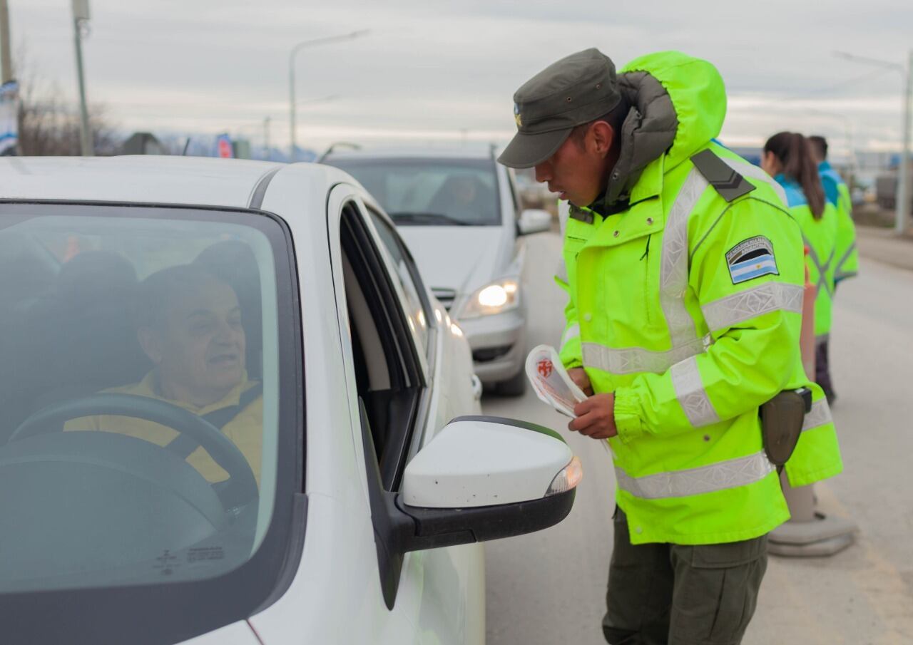 Los conductores deberán presentar los documentos necesarios para la circulación, en cada caso que sea requerido.