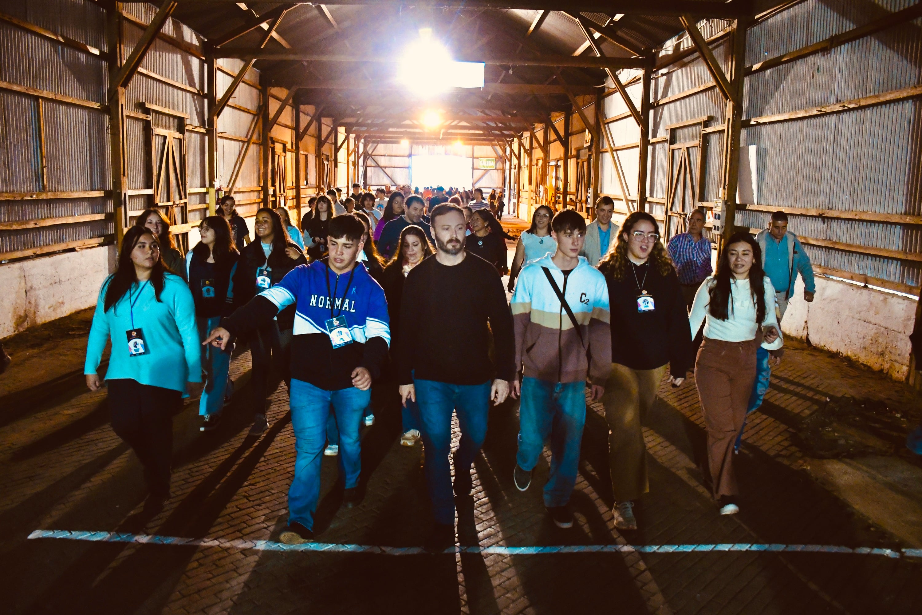 Azcue entregó los galpones a los estudiantes que se preparan para sus festejos tradicionales.