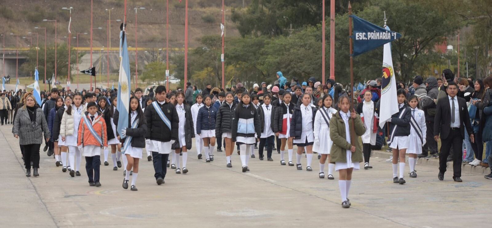 La escuela "Gral. Manuel Belgrano" abrió el desfile celebratorio del Día de la Independencia en San Salvador de Jujuy.