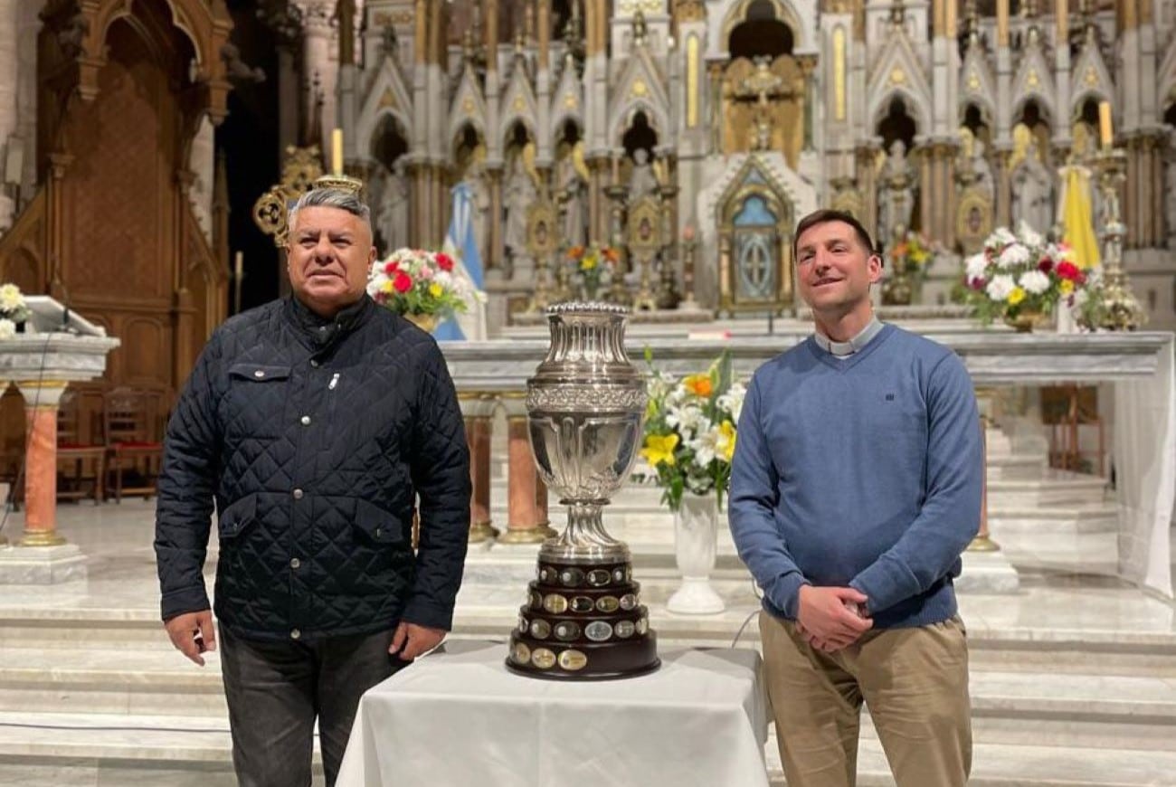 Claudio "Chiqui" Tapia llevó el trofeo de la Copa América 2024 a la Basílica de de Nuestra Señora de Luján. (Gentileza Claudio Tapia)