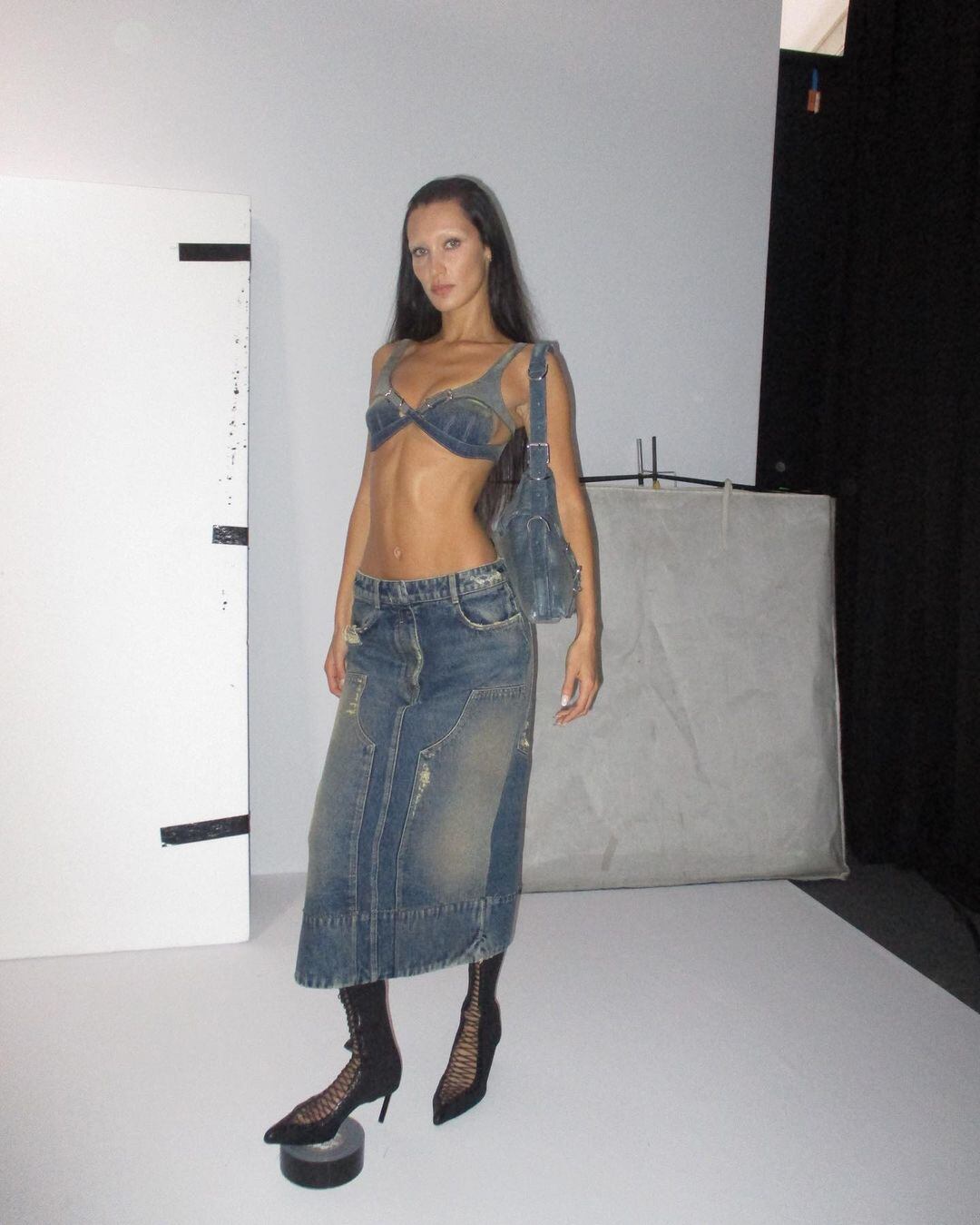 Bella Hadid cautivó con un "total jean".