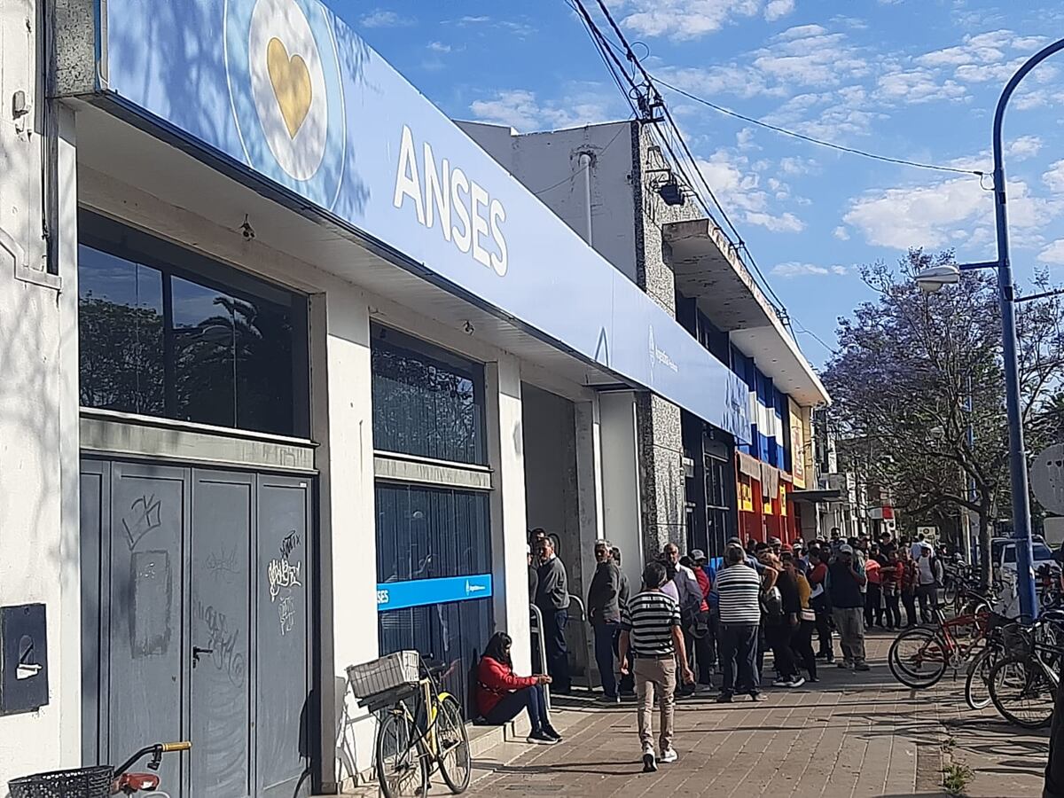Una cuadra de cola en el ANSeS de Rafaela para anotarse al Refuerzo alimentario para adultos sin ingresos