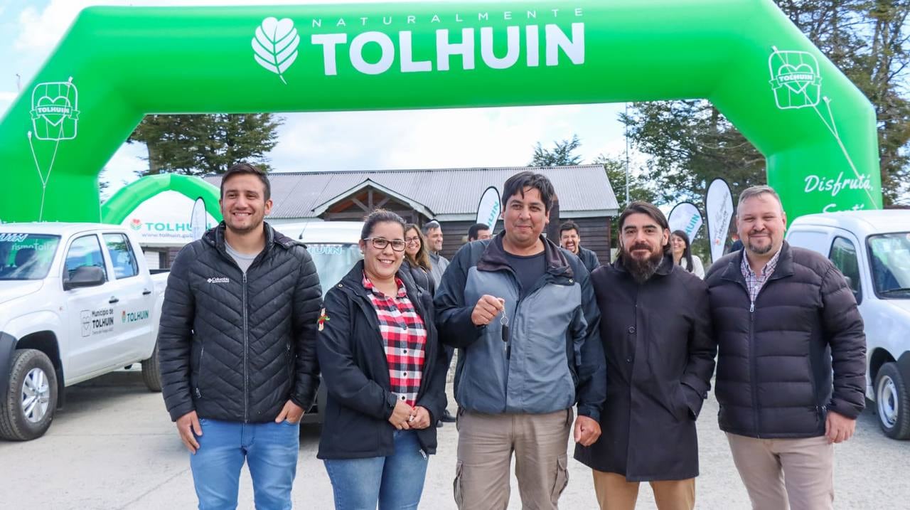 Tolhuin: Harrington entregó nuevos vehículos municipales