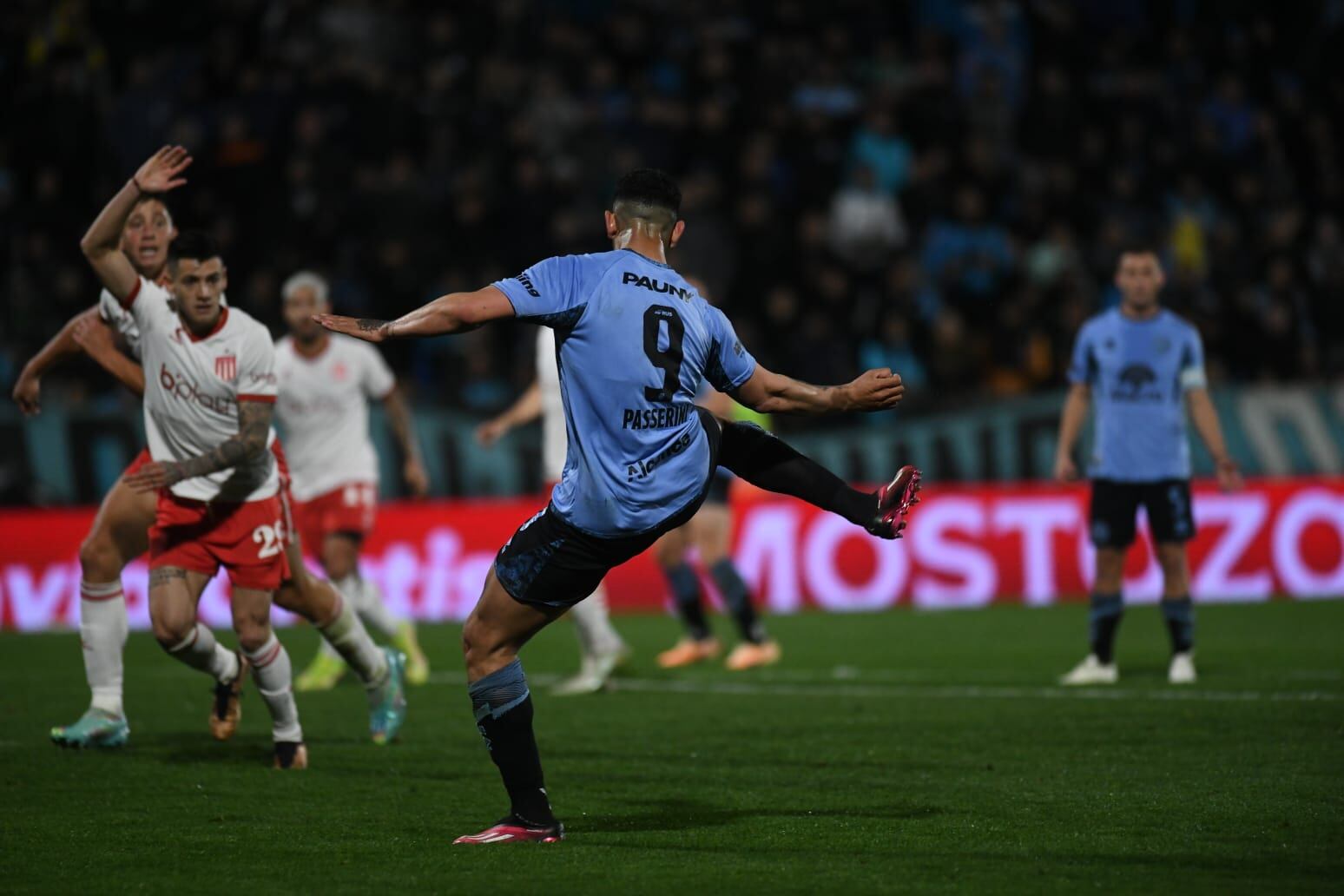 Lucas Passerini y una gran definición para el 2 a 1 de Belgrano ante Estudiantes. (Facundo Luque / La Voz).