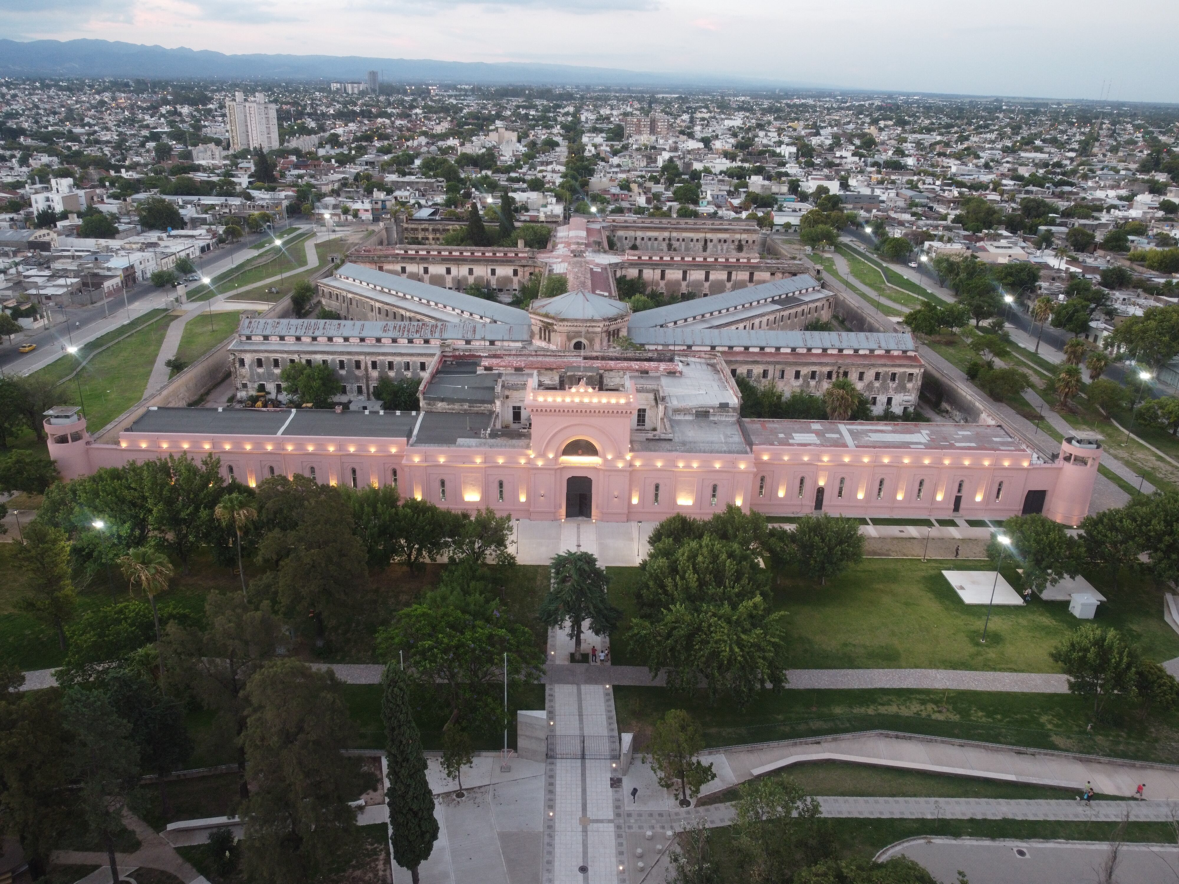 Iluminaron el parque que rodea la Penitenciaría San Martín (Gobierno de Córdoba).