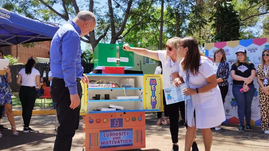 Entrega de Meiky Box - Carlos Arce (vicegobernador de Misiones) y Sol Marín (subsec. de Educación Disruptiva)