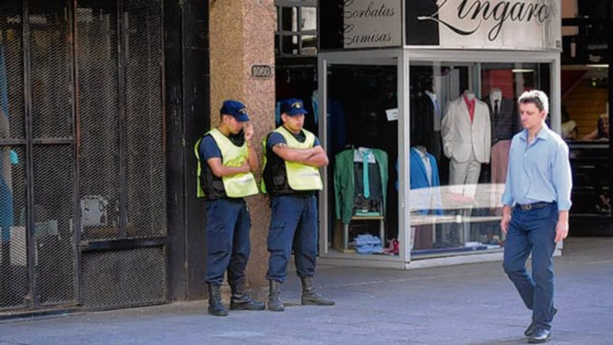 Comerciantes céntricos advierten que en algunas zonas roban diez celulares por día