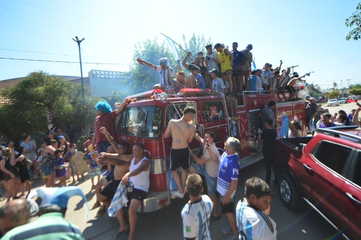 En Laguna Larga, el pueblo de Paulo Dybala, toda la gente salió a festejar el título del mundo. (Javier Ferreyra / La Voz)