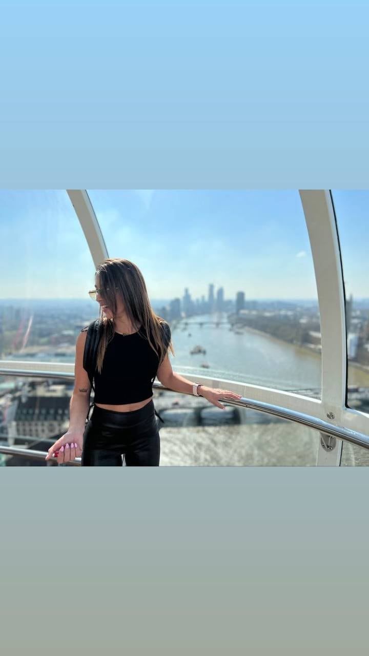 La rosarina eligió un cojunto negro para ir a recorrer Londres y subió al Sky Garden.