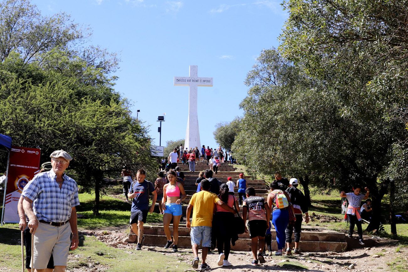 Gran cantidad de turistas llegaron a Villa Carlos Paz. El Cerro de La cruz y el centro de la ciudad recibieron a las familias que llegaron para Semana Santa.  (La Voz)